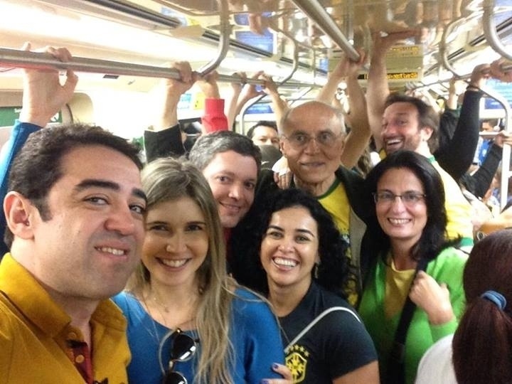 12.jun.2014 - Senador Eduardo Suplicy (PT) vai ao Itaquerão de metrô ao lado de outros torcedores