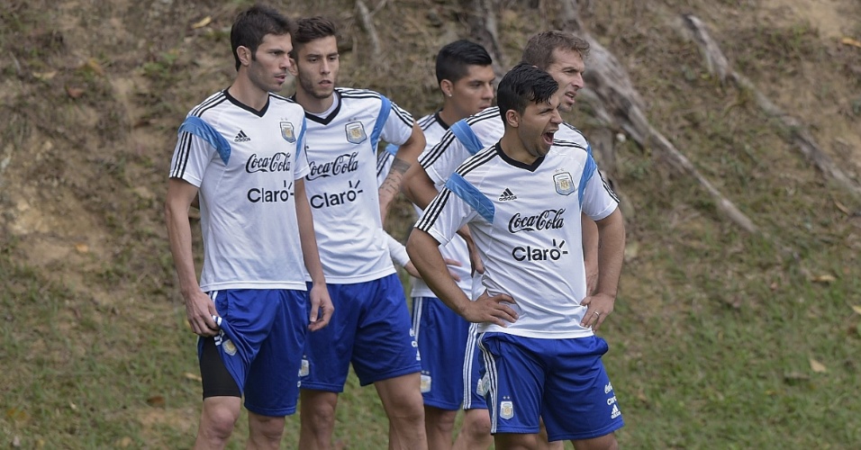 12.jun.2014 - Sergio Aguero boceja durante treino da Argentino em Belo Horizonte