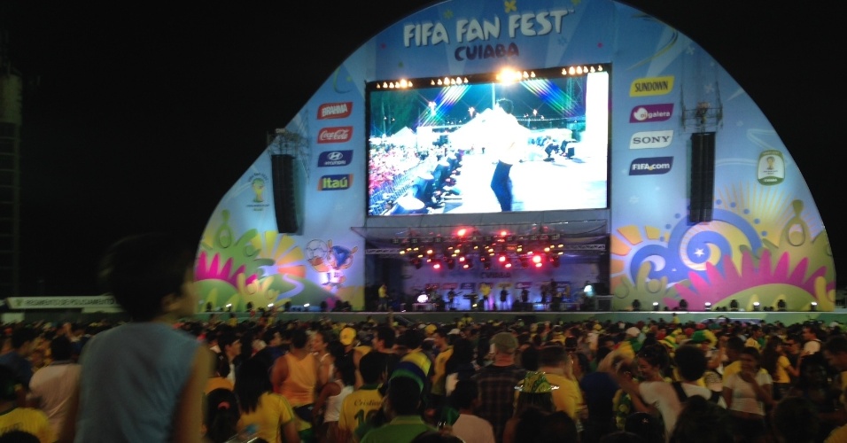 12.jun.2014 - Show agita torcedores após jogo entre Brasil e Croácia em Fan Fest de Cuiabá