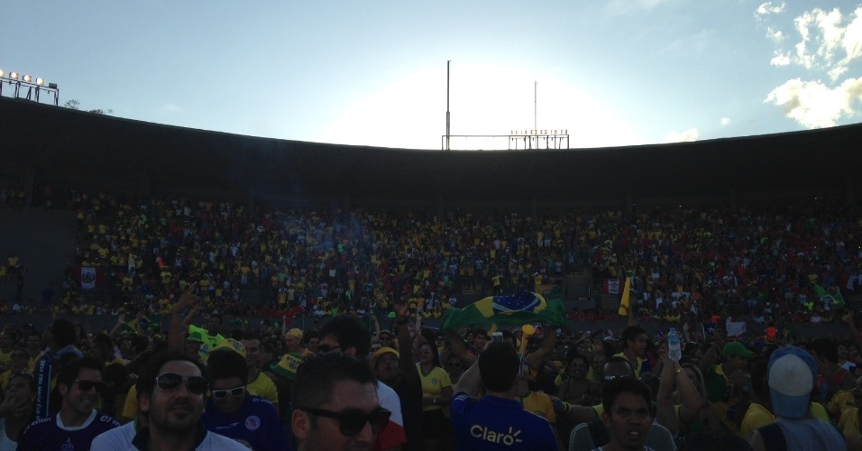 12.jun.2014 - Sol começa a deixar o local destinado ao Fan Fest em Cuiabá