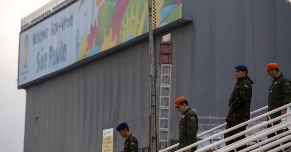 12.jun.2014 - Soldados fazem a segurança das cercanias do Itaquerão horas antes do jogo de abertura da Copa do Mundo