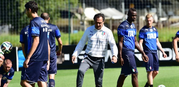 Técnico Cesare Prandelli comanda treino da Itália em Mangaratiba, no Rio de Janeiro