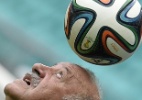 Técnico espanhol chama imprensa e diz que deve mudar time. E com bom humor - AFP PHOTO / LLUIS GENE