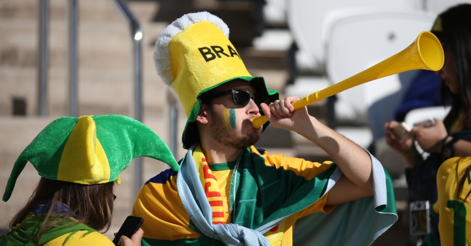 12.jun.2014 - Torcedor chega animado ao Itaquerão para a abertura da Copa do Mundo