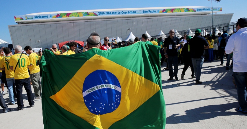 12.jun.2014 - Torcedor exibe bandeira do Brasil em frente ao Itaquerão horas antes da abertura da Copa do Mundo