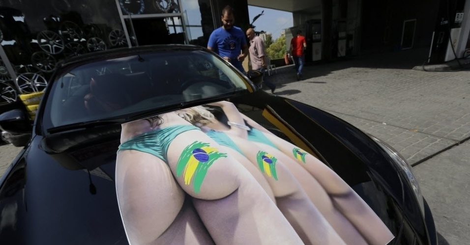 12.jun.2014 - Torcedor libanês decora o seu carro com fotos de mulheres de biquínis e com as cores do Brasil