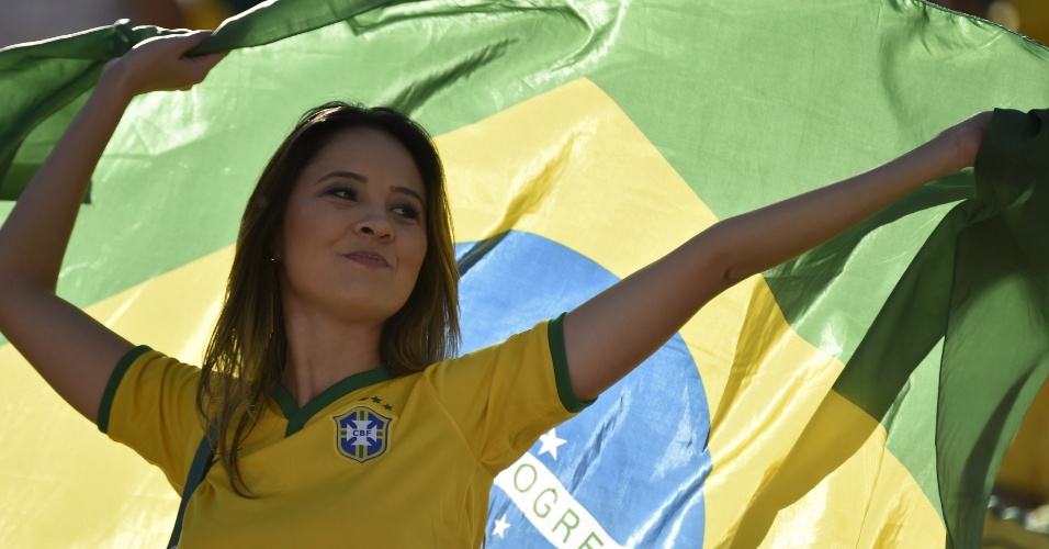 12.jun.2014 - Torcedora brasileira foi de camiseta e bandeira para o estádio curtir a estreia da seleção