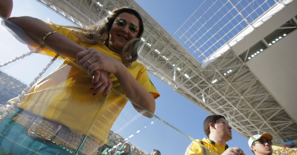 12.jun.2014 - Torcedora do Brasil durante cerimônia de abertura