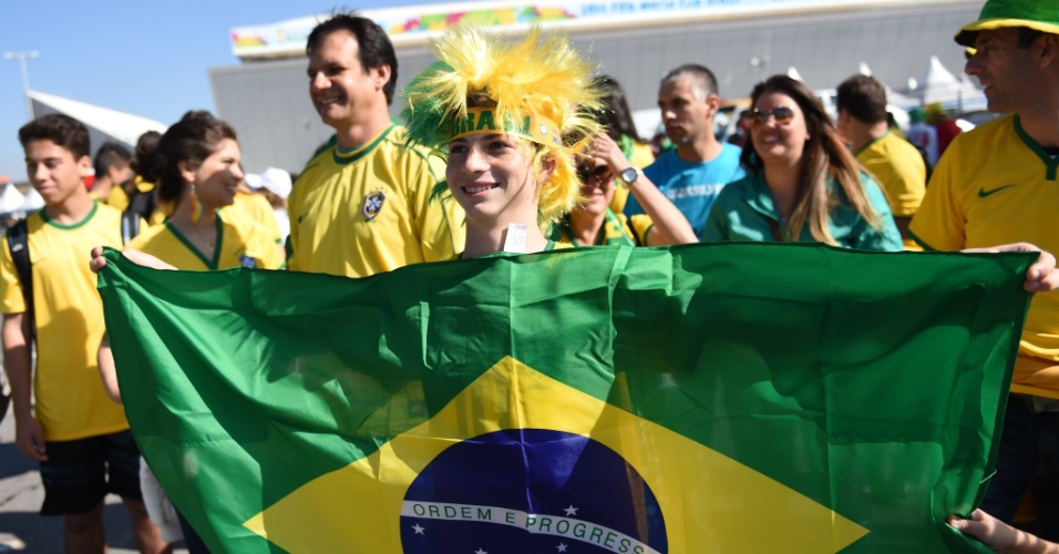 12.jun.2014 - Torcedora exibe a bandeira do Brasil na chegada ao Itaquerão para a abertura da Copa