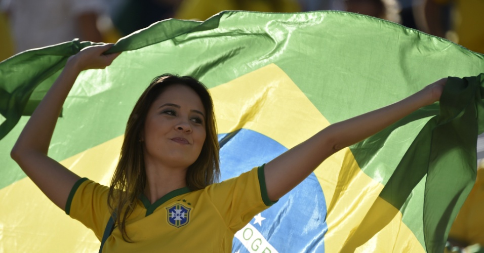 12.jun.2014 - Torcedora faz festa nas arquibancadas do Itaquerão antes do jogo entre Brasil e Croácia