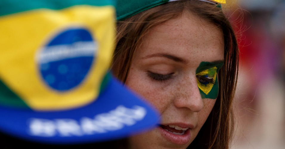 12.jun.2014 - Torcedora marca presença no Itaquerão para Brasil x Croácia, na abertura da Copa do Mundo, com direito a bandeira pintada em torno do olho