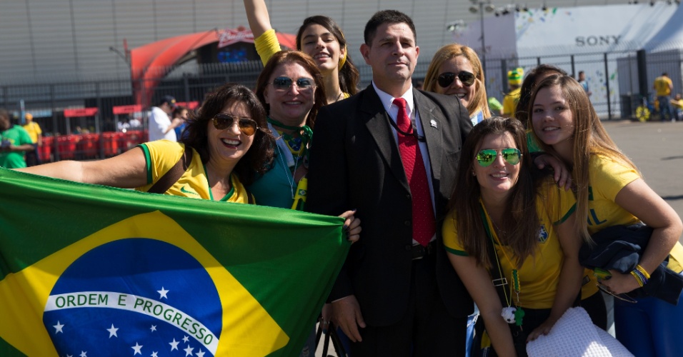 12.jun.2014 - Torcedoras cercam segurança e fazem festa no Itaquerão horas antes do jogo entre Brasil e Croácia