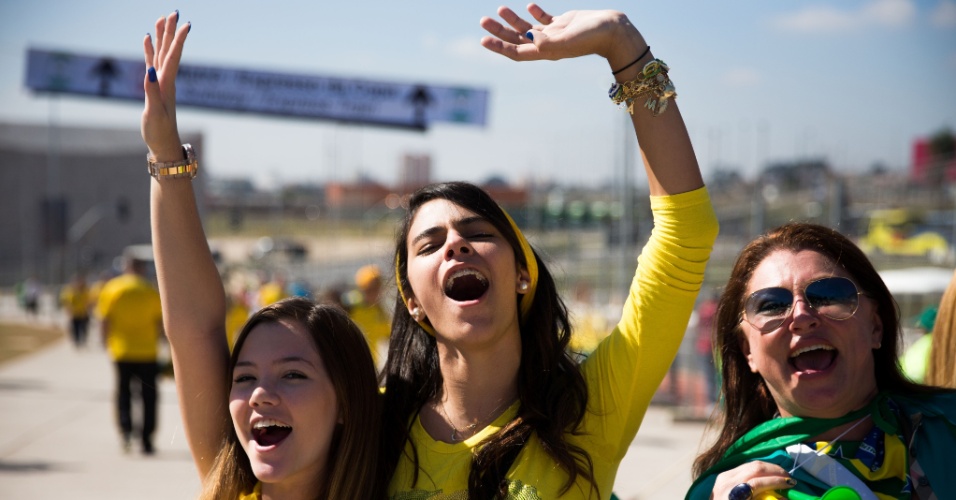 12.jun.2014 - Torcedoras chegam ao Itaquerão e aguardam abertura dos portões do estádio para a abertura da Copa do Mundo