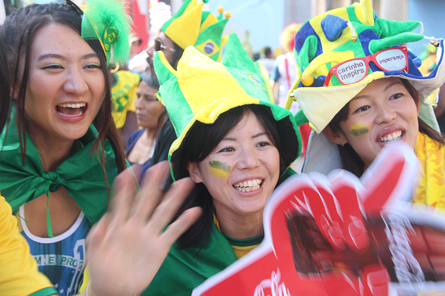 12.jun.2014 - Torcedoras se divertem durante Fan Fest de São Paulo