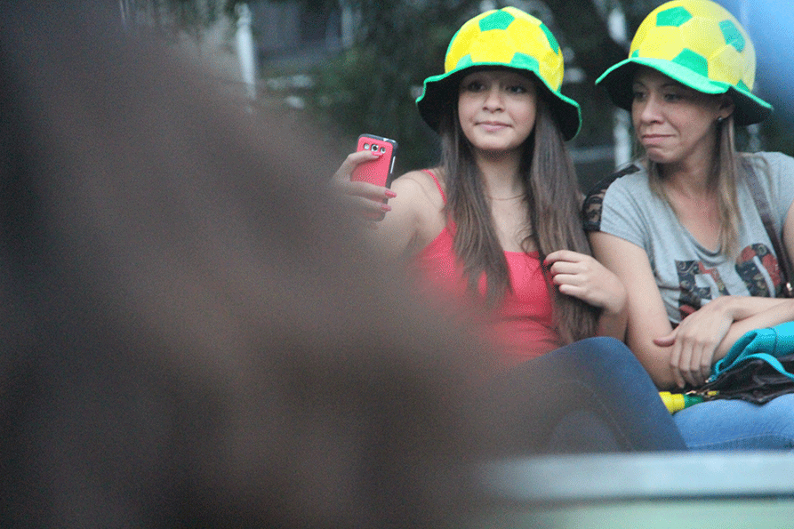 12.jun.2014 - Torcedoras tiram foto durante a Fan Fest em São Paulo