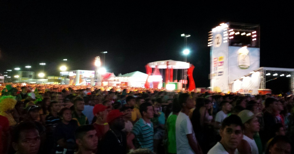 12.jun.2014 - Torcedores acompanham atenciosos ao jogo do Brasil em Fan Fest de Fortaleza