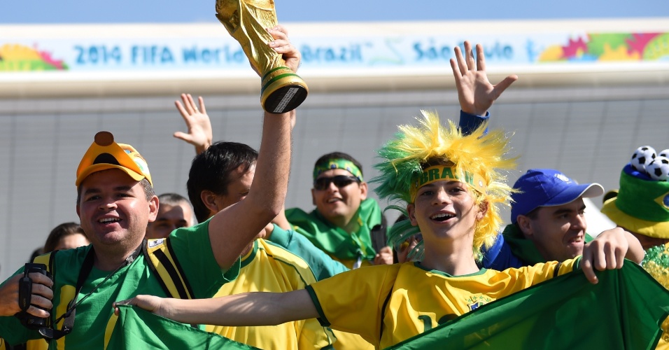 12.jun.2014 - Torcedores brasileiros fazem festa em frente ao Itaquerão horas antes da partida contra a Croácia