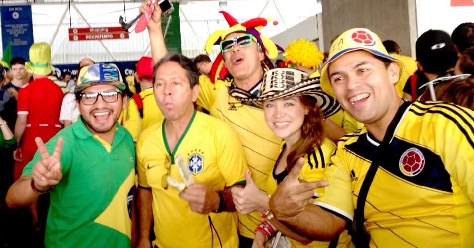 12.jun.2014 - Torcedores brasileiros fazem festa no Itaquerão horas antes do jogo entre Brasil e Croácia