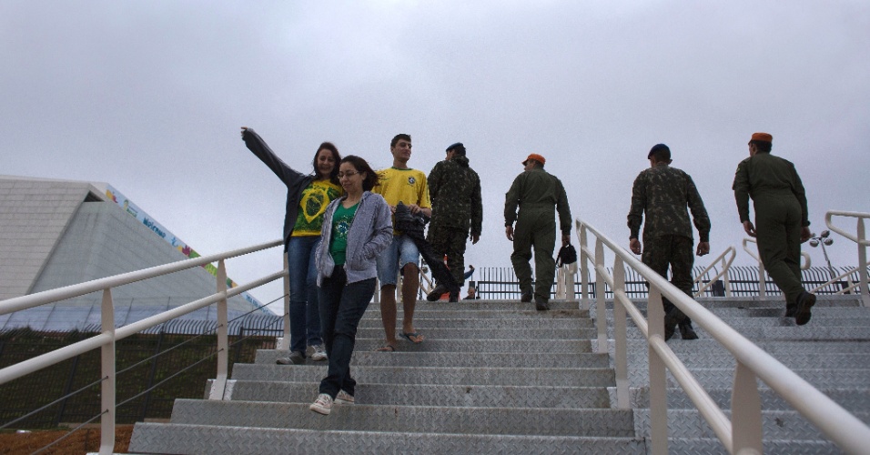 12.jun.2014 - Torcedores caminham pelo entorno do Itaquerão horas antes do jogo de abertura da Copa do Mundo