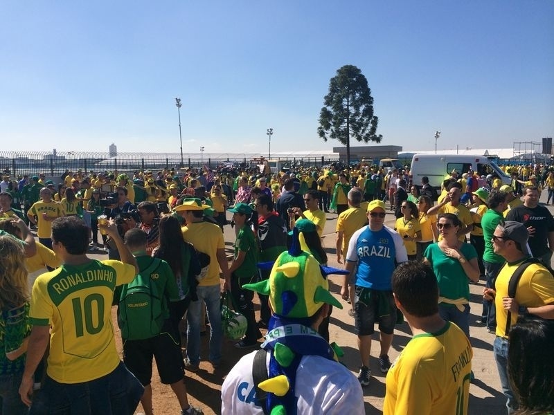12.jun.2014 - Torcedores chegam ao Itaquerão e aguardam abertura dos portões do estádio para a abertura da Copa do Mundo