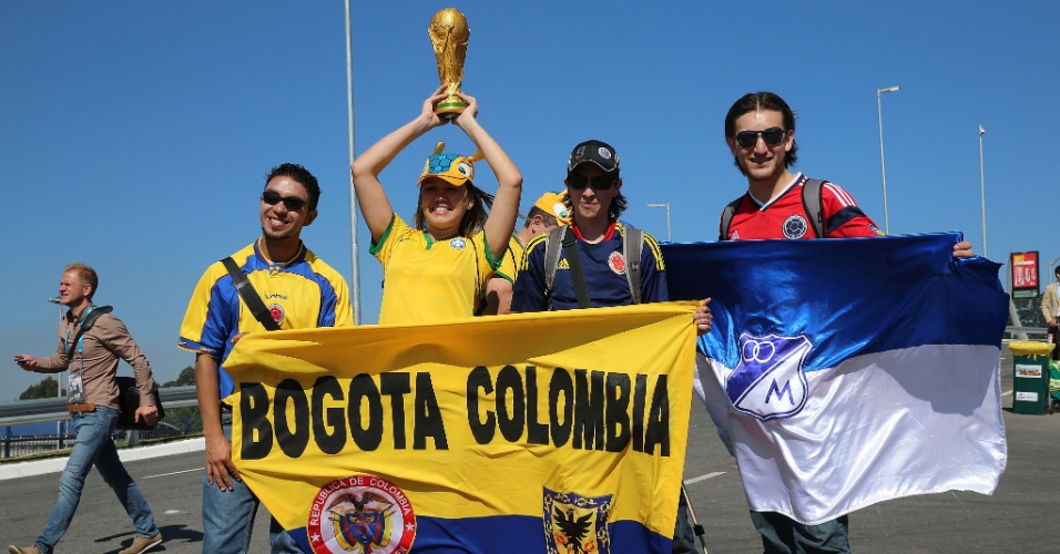 12.jun.2014 - Torcedores colombianos também marcam presença no Itaquerão para o jogo de abertura da Copa