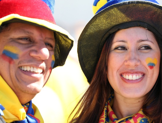 12.jun.2014 - Torcedores colombianos também marcam presença no Itaquerão para o jogo de abertura da Copa