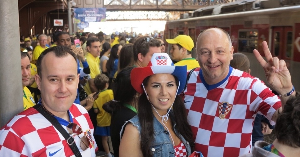 12.jun.2014 - Torcedores croatas embarcam junto a brasileiros no Expresso da Copa rumo ao Itaquerão