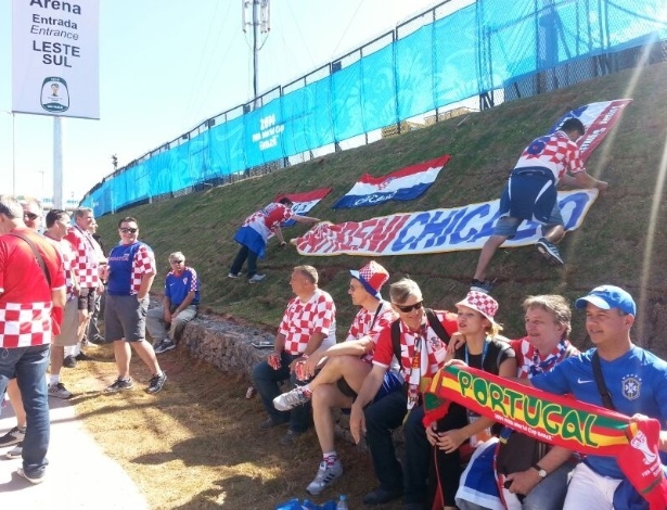 12.jun.2014 - Torcedores da Croácia chegam ao Itaquerão para o jogo de estreia na Copa contra o Brasil