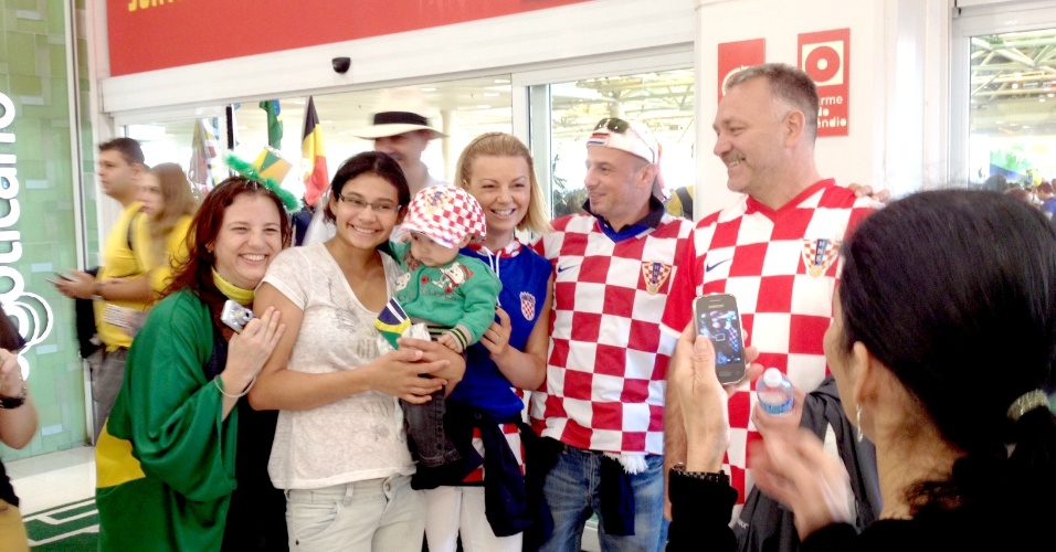 12.jun.2014 - Torcedores da Croácia comparecem ao Itaquerão para jogo de estreia na Copa contra o Brasil