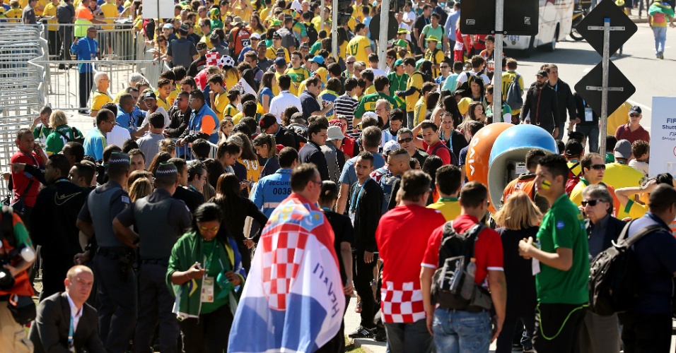 12.jun.2014 - Torcedores de Brasil e Croácia chegam ao Itaquerão para a abertura da Copa do Mundo