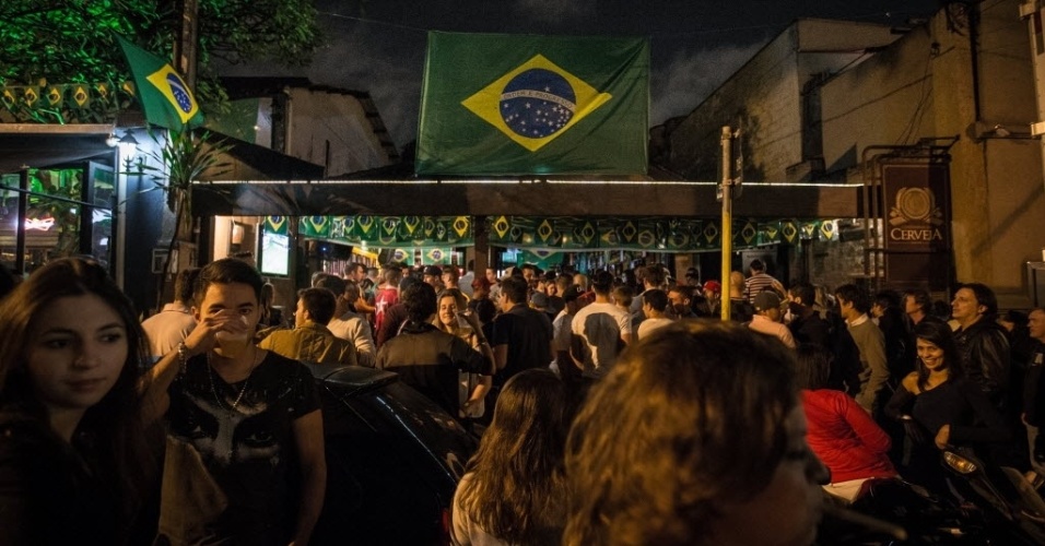 12.jun.2014 - Torcedores de várias nacionalidades invadiram as ruas da Vila Madalena, em São Paulo, e fizeram grande festa na madrugada da véspera da abertura da Copa do Mundo