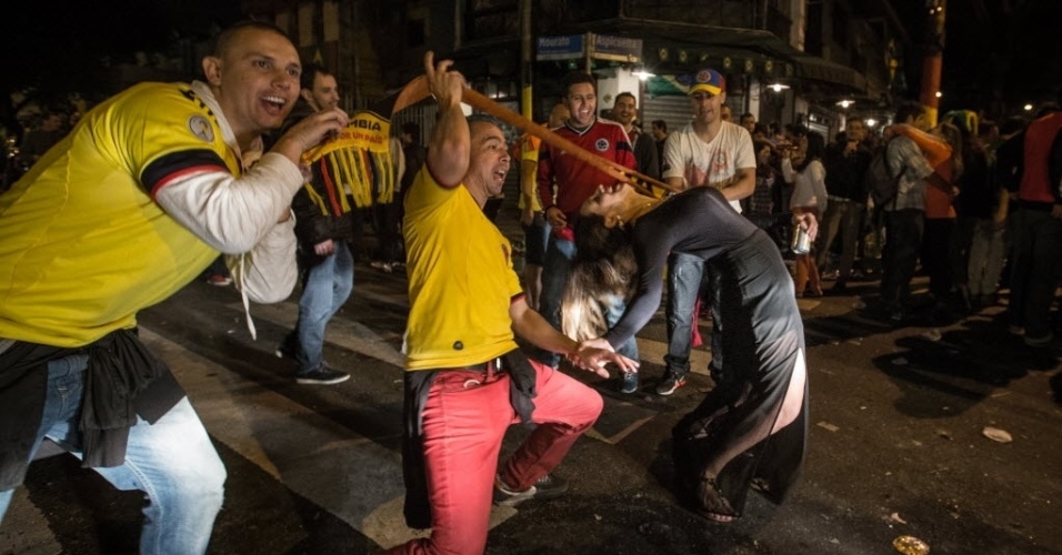 12.jun.2014 - Torcedores de várias nacionalidades invadiram as ruas da Vila Madalena, em São Paulo, e fizeram grande festa na madrugada da véspera da abertura da Copa do Mundo