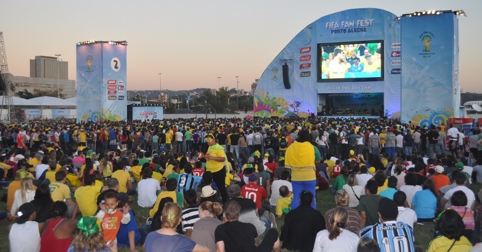 12.jun.2014 - Torcedores em Porto Alegre acompanham jogo da seleção brasileira em Fan Fest