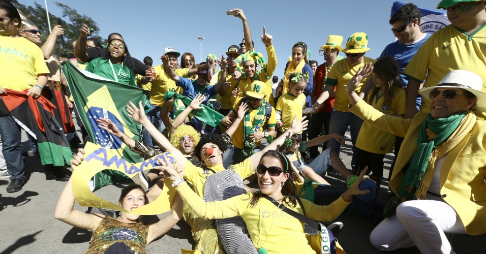 12.jun.2014 - Torcedores fazem festa na chegada ao Itaquerão para a abertura da Copa do Mundo