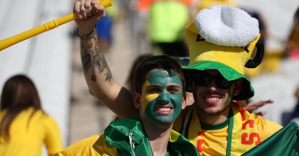 12.jun.2014 - Torcedores fazem festa nas arquibancadas do Itaquerão antes do jogo entre Brasil e Croácia