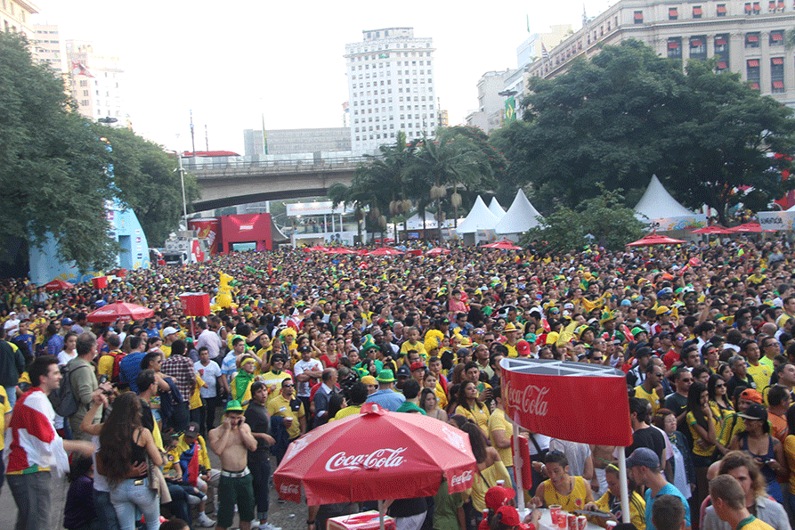 12.jun.2014 - Torcedores lotam a Fan Fest de São Paulo, localizada no Vale do Anhangabaú