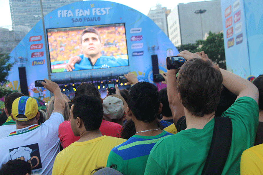 12.jun.2014 - Torcedores que compareceram à Fan Fest de São Paulo ficam concentrados antes do início da estreia do Brasil