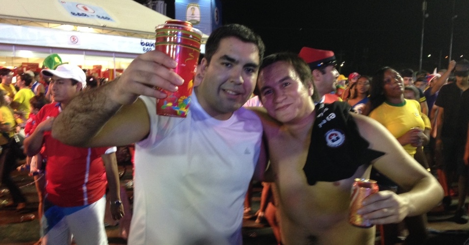 12.jun.2014 - Torcedores se divertem em balada do Fan Fest em Cuiabá