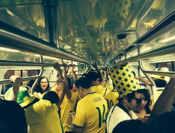 12.jun.2014 - Torcedores utilizam o Expresso da Copa para chegar ao Itaquerão