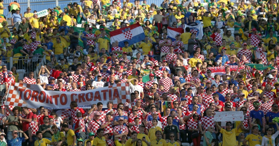 12.jun.2014 - Torcida croata divide arquibancada com a brasileira no Itaquerão