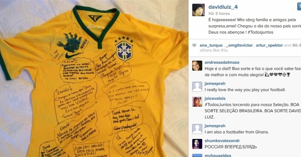 12.jun.2014 - Zagueiro David Luiz recebe camisa da seleção brasileira com mensagens de apoio de familiares