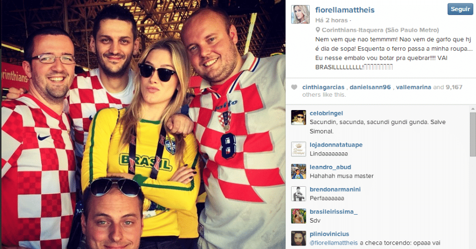 A atriz Fiorella Mattheis tira foto com torcedores croatas em São Paulo