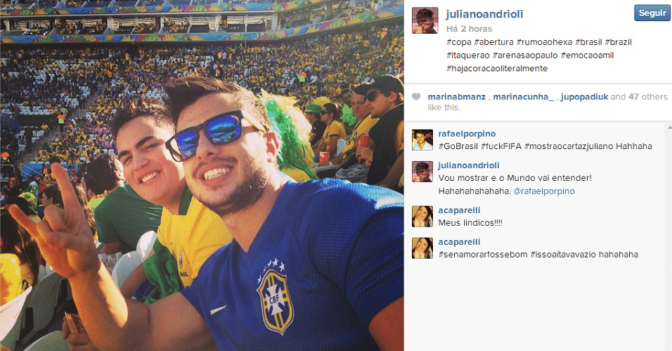 Além da tradicional camisa amarela, torcedores vão ao estádio vestindo a camisa azul do Brasil. Mande sua foto no Itaquerão: use a hashtag #uolnacopa no Instagram ou Twitter. Você também pode enviar um WhatsApp para (11) 94288.3664