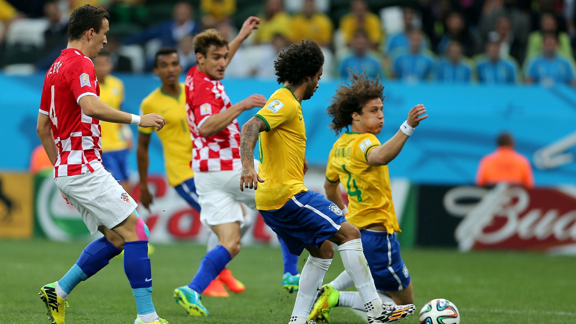 12.jun.2014 - Após cruzamento, Marcelo desvia a bola e faz gol contra, colocando a Croácia na frente do placar