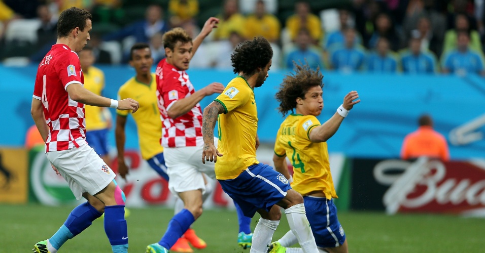 12.jun.2014 - Após cruzamento, Marcelo desvia a bola e faz gol contra, colocando a Croácia na frente do placar