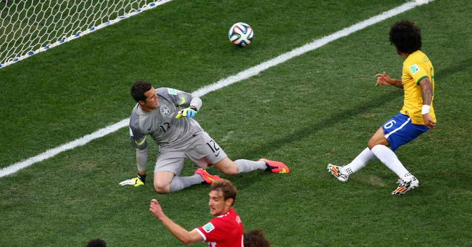 12.jun.2014 - Após cruzamento, Marcelo desvia a bola e faz gol contra, colocando a Croácia na frente do placar