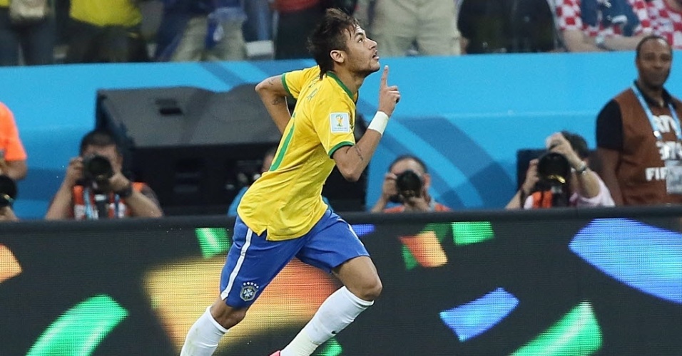 12.jun.2014 - Após empatar a partida contra Croácia, Neymar sai para comemorar no Itaquerão