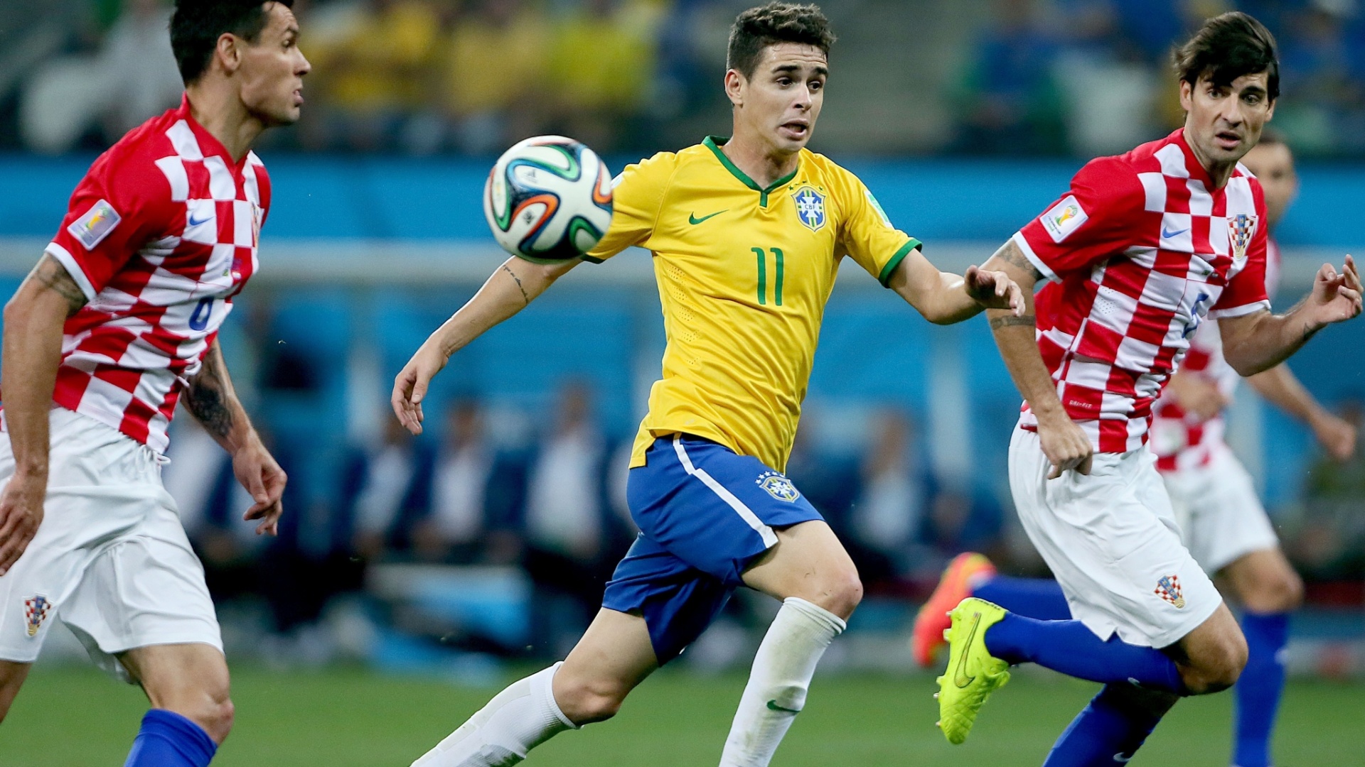 12.jun.2014 - Autor do terceiro gol do Brasil, Oscar tenta dominar a bola com a marcação dupla da Croácia