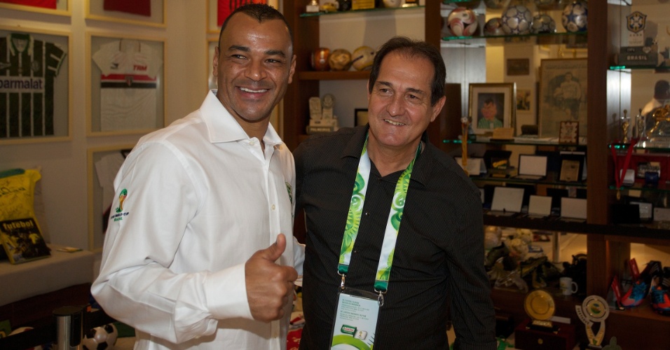 Cafu e Muricy Ramalho posam juntos em evento da Copa