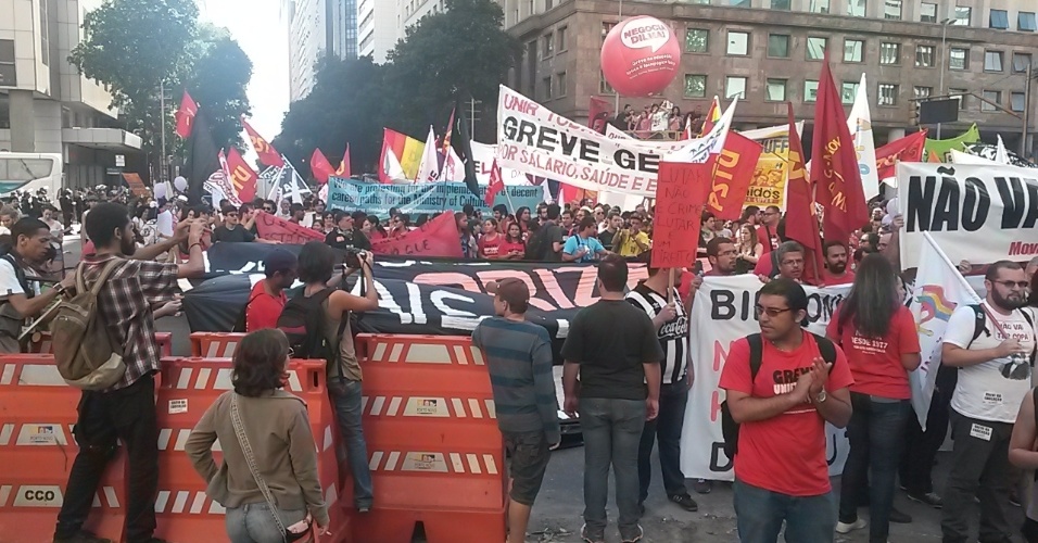 Cerca de mil manifestantes do movimento "Copa pra Quem" paralisam o centro do Rio de Janeiro na manhã desta quinta-feira